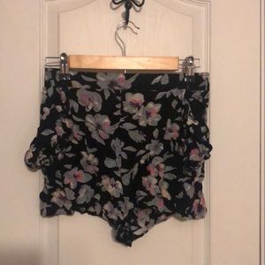 Cute High Waisted Pull-on Shorts. Size M.